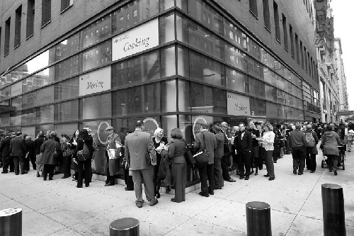 長期失業(yè)者增多 紐約招聘會人氣爆棚