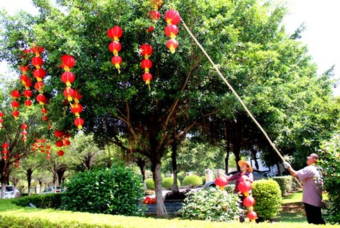 客都梅州張燈結彩迎“雙節”喜氣洋洋迎客來