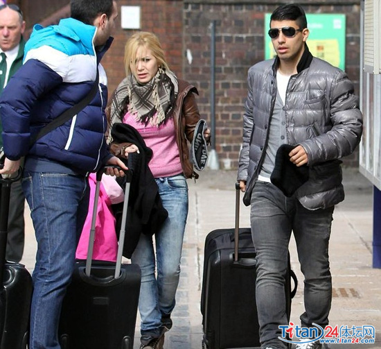 阿奎羅與小三公開亮相 出雙入對毫不避諱(圖)