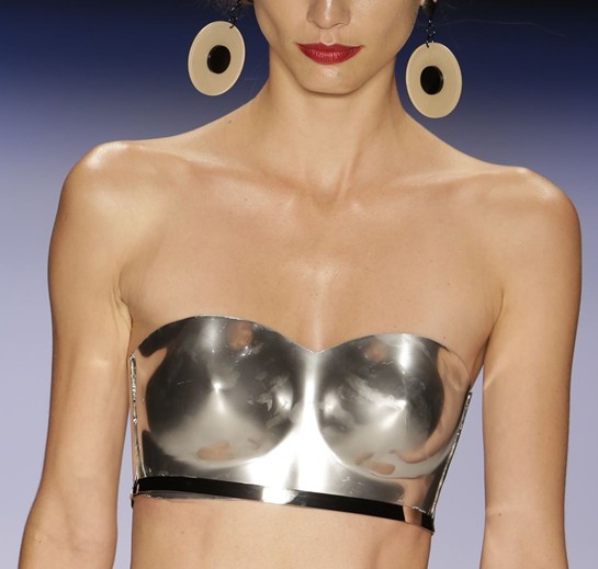 里約時裝秀推出金屬網(wǎng)格比基尼 剛?cè)岵?jì)很性感