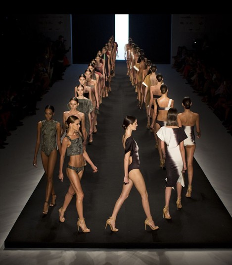 里約時(shí)裝秀推出金屬網(wǎng)格比基尼 剛?cè)岵?jì)很性感