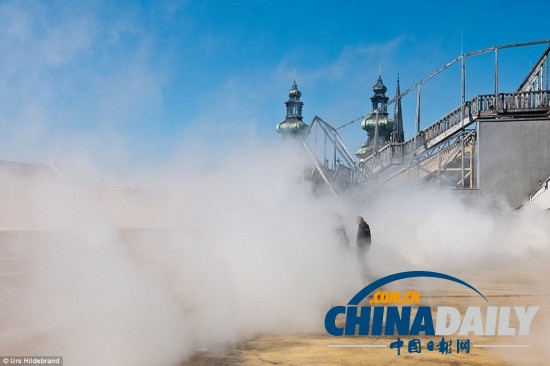 日藝術(shù)家屋頂造“漫步云端”幻境（圖）