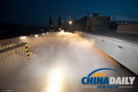 日藝術家屋頂造“漫步云端”幻境(圖)