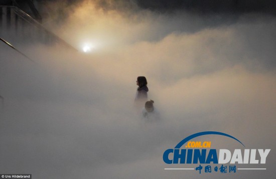 日藝術(shù)家屋頂造“漫步云端”幻境（圖）