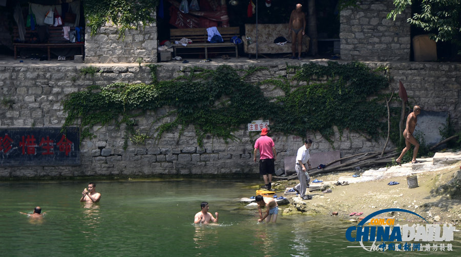 濟(jì)南現(xiàn)“天體浴場(chǎng)” 清泉碧波裸男排成行