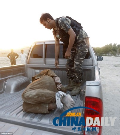 現實版拆彈部隊:阿富汗士兵徒手拆人肉炸彈(圖)