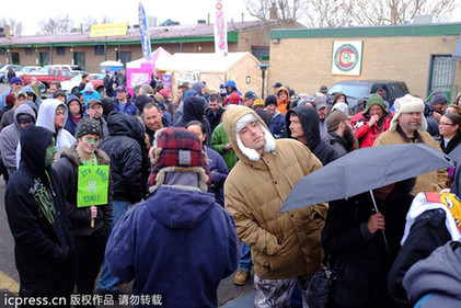 美國(guó)科羅拉多州大麻合法化 癮君子排隊(duì)搶購(gòu)