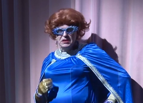 荷蘭銀行硬漢CEO穿起裙子“扮娘”逗樂(lè)員工