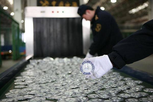 杭州海關查扣1600個涉嫌侵權奔馳車標