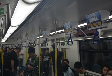 雪山貸深圳地鐵4號(hào)線拉手廣告全面上線