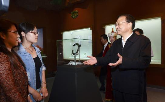 李克強(qiáng)在赤峰召開企業(yè)與金融機(jī)構(gòu)負(fù)責(zé)人座談會(huì)