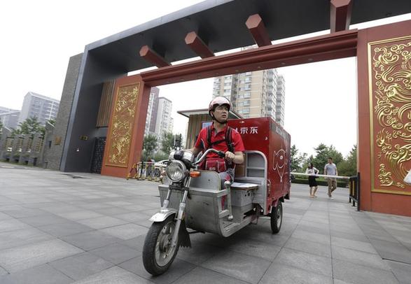 劉強(qiáng)東親自送快遞的象征意義