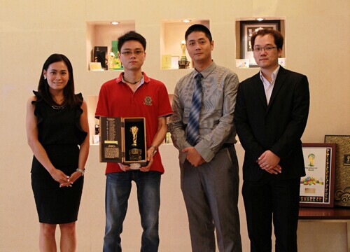 利安達(dá)活動(dòng)現(xiàn)場(chǎng)頒發(fā)最高獎(jiǎng)項(xiàng)大力神金杯