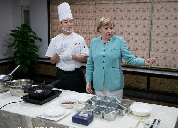 默克爾學(xué)做宮保雞丁的寓意:到中國(guó)西部做點(diǎn)什么