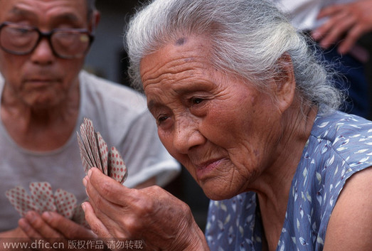 “銀發(fā)族”崛起：超老齡社會挑戰(zhàn)全球經(jīng)濟