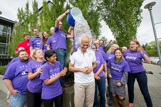 冰桶接力：美國名流的點名游戲