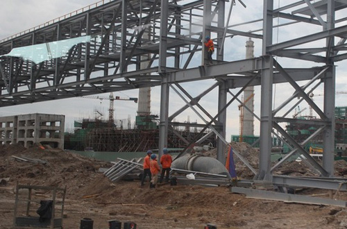 越南河靜省公安出入境管理部門為數千中國勞務人員進入永安經濟區工作辦理入境手續