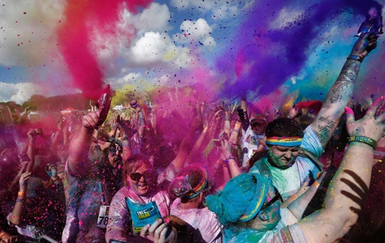 悉尼舉行“彩色跑” 揮灑色彩繽紛