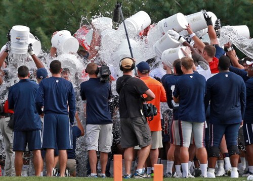 “冰桶挑戰”的挑戰:捐款怎么花?<BR>