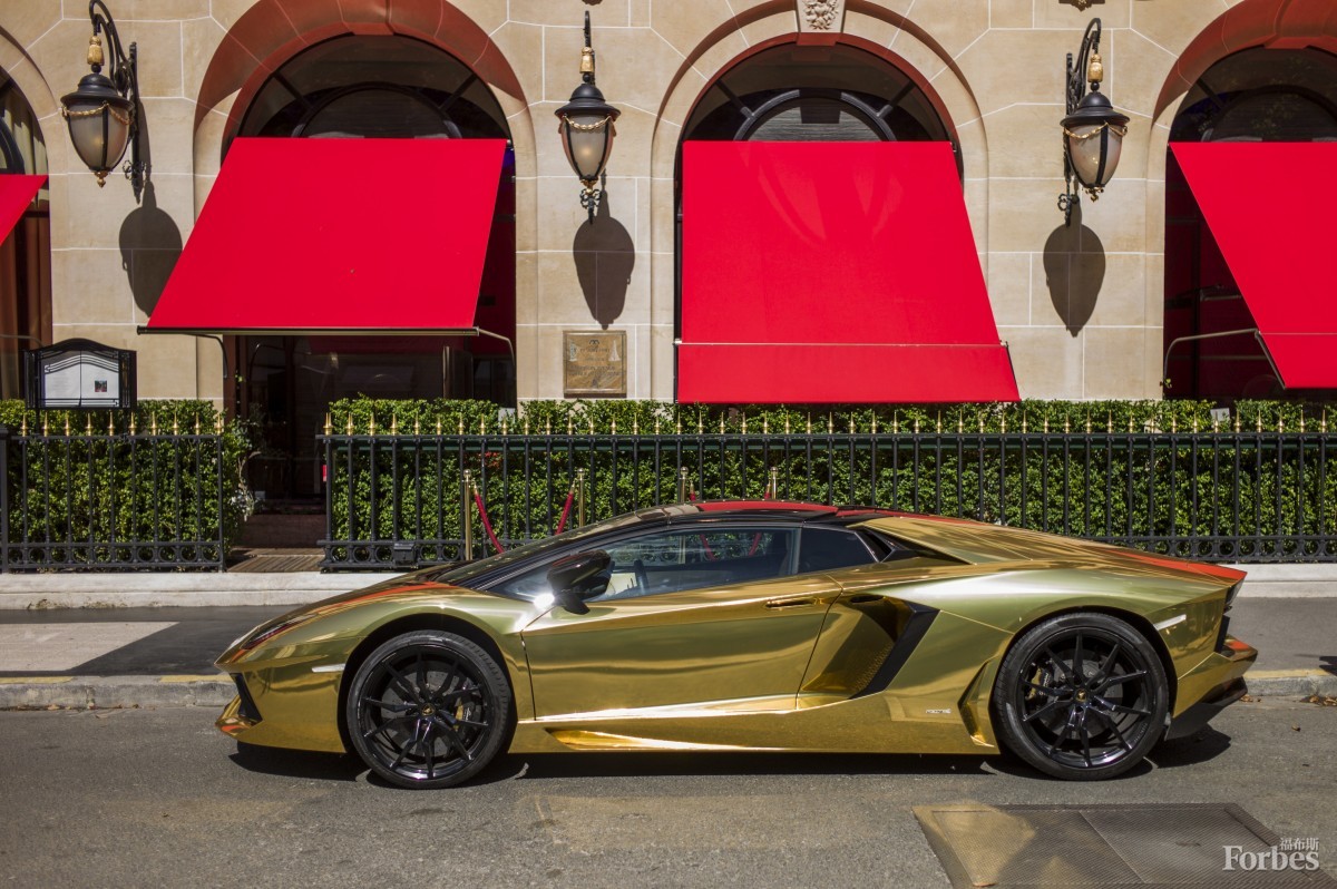 黃金蘭博基尼跑車現(xiàn)身巴黎時(shí)裝周