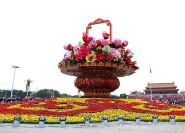 天安門(mén)廣場(chǎng)更換花卉迎接APEC會(huì)議