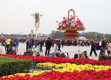 天安門(mén)廣場(chǎng)更換花卉迎接APEC會(huì)議