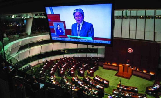 有錢任性？香港政府從“派錢”到“派糖”