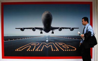 國企跨境投融資地域或?qū)⒉幌拊谙愀?/></p>

<p>央行貨幣政策司二司副司長郭建偉周一透露，央行與有關(guān)部門就金融機構(gòu)支持中國企業(yè)“走出去”制定相關(guān)政策，目前已報送國務(wù)院，預(yù)計將于近期出臺。該政策旨在拓寬中國企業(yè)跨境投融資渠道，簡化中國企業(yè)海外投融資手續(xù)的審批流程。</p>

<p>據(jù)《證券時報》，郭建偉稱，“今后國有企業(yè)跨境投融資地域?qū)⒎砰_限制，國企不單單可以選擇在港發(fā)行離岸人民幣債券，任何離岸市場都可自主選擇。”</p>

<p>與此同時，金融機構(gòu)離岸人民幣債券發(fā)行有望實行備案制，并實行余額管理，這將大大縮短海外發(fā)債的前期準(zhǔn)備時間，幫助發(fā)行人把握有利發(fā)行時點。</p>

<p>一位法國巴黎銀行市場人士向《證券時報》表示，此前內(nèi)地非金融機構(gòu)發(fā)行離岸人民幣債券只能選擇在香港掛牌交易，而所謂的“寶島債”、“獅城債”、“倫敦債”目前只有銀行業(yè)金融機構(gòu)發(fā)行。2012年發(fā)改委發(fā)布《關(guān)于境內(nèi)非金融機構(gòu)赴香港特別行政區(qū)發(fā)行人民幣債券有關(guān)事項的通知》，放開內(nèi)地非金融機構(gòu)在港發(fā)行人民幣債券。</p>

<p>不過，國企赴港發(fā)行點心債準(zhǔn)入門檻高、審批條件嚴(yán)。其中，央企需向發(fā)改委提交申請，發(fā)改委進(jìn)行個案審批；而地方國有企業(yè)則需先向地方國資委提交申請，再由地方國資委上報國務(wù)院國資委。</p>

<p>相比之下，民營企業(yè)發(fā)行離岸人民幣債券則常選擇“內(nèi)保外債”的形式進(jìn)行融資，即在港注冊一家殼公司，境內(nèi)銀行或母公司提供擔(dān)保，由殼公司在港發(fā)行人民幣債券；或者以香港子公司為離岸人民幣債券的主體發(fā)行人發(fā)債。</p>

<p>因此，郭建偉表示，該項政策作為支持中國企業(yè)“走出去”一系列配套措施中的重要組成部分，為中國企業(yè)發(fā)行離岸人民幣債券簡化審批流程、放開發(fā)行渠道，同時有利于促進(jìn)人民幣國際化的進(jìn)程。</p>

<p>國家發(fā)改委利用外資和境外投資司國外貸款處處長李俊元周一表示，境內(nèi)外融資成本平均相差2個百分點，因此，今年發(fā)改委將從7大功能工程和6大消費工程著手，重點支持國內(nèi)企業(yè)境外低成本融資：</p>

<p>7大功能工程主要涉及電網(wǎng)、礦產(chǎn)、環(huán)境、養(yǎng)老等領(lǐng)域；6大消費工程是指信息、綠色、住房、旅游、教育文化以及適應(yīng)中國老齡化項目。發(fā)改委將重點發(fā)力上述領(lǐng)域，加大企業(yè)境外融資力度。同時，今年發(fā)改委將積極會同相關(guān)部門研究解決境外募集資金回流問題。</p>

<p>《證券時報》報道稱，中國企業(yè)海外發(fā)債所募集的資金大部分直接在海外使用，而由于目前資金回流手續(xù)繁瑣、要求嚴(yán)格，使得發(fā)行主體回流資金的積極性不高。因此，不少業(yè)內(nèi)人士建議，應(yīng)完善境外人民幣資金以直接投資、債券投資等方式回流的相關(guān)制度，使得資金流向國家鼓勵行業(yè)，支持實體經(jīng)濟(jì)發(fā)展。</p>
</div>
<!--/enpcontent-->
<!--分頁-->
<!--廣告-->
<div style=