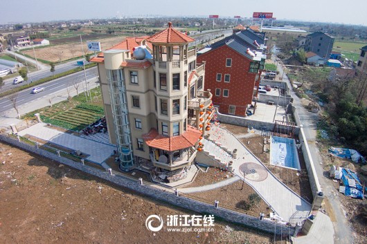 史上最壕農居房：游泳池+觀光電梯