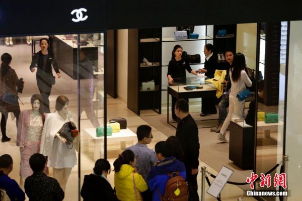 奢侈品牌在華掀降價潮 欲吸引中國人回國