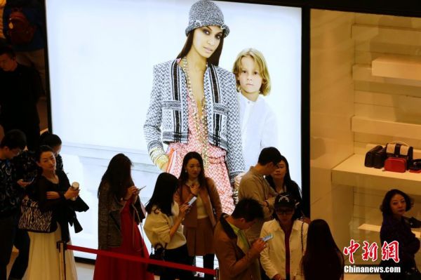 奢侈品牌在華掀降價潮 欲吸引中國人回國