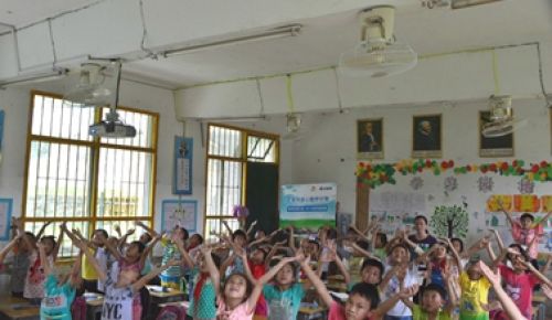 艾美特為山區學子送涼風 “清涼校園行動”三年愛心陪伴