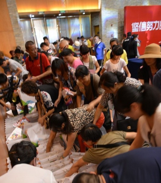 南京房產(chǎn)商禮包遭大媽瘋搶 場(chǎng)面混亂[組圖]