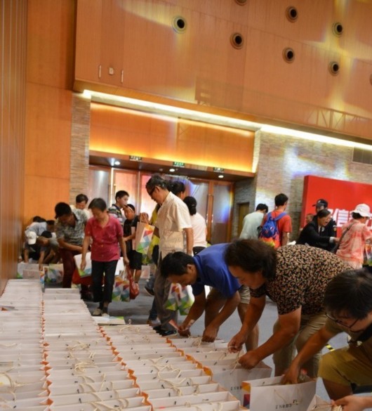 南京房產(chǎn)商禮包遭大媽瘋搶 場面混亂[組圖]