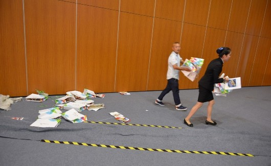 南京房產商禮包遭大媽瘋搶 場面混亂[組圖]