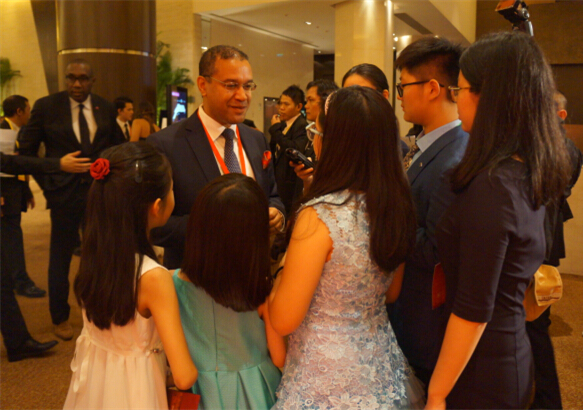 北京小記者團(tuán)采訪聯(lián)合國(guó)會(huì)議