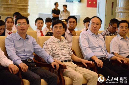 人民網(wǎng)在濟(jì)南舉行抗戰(zhàn)記憶視頻作品集贈送儀式