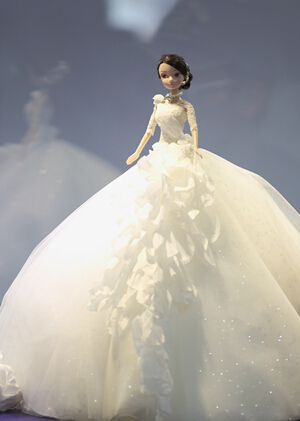 紙巾婚紗“小新娘”萌動(dòng)地鐵站,合唱快閃《明月幾時(shí)有》