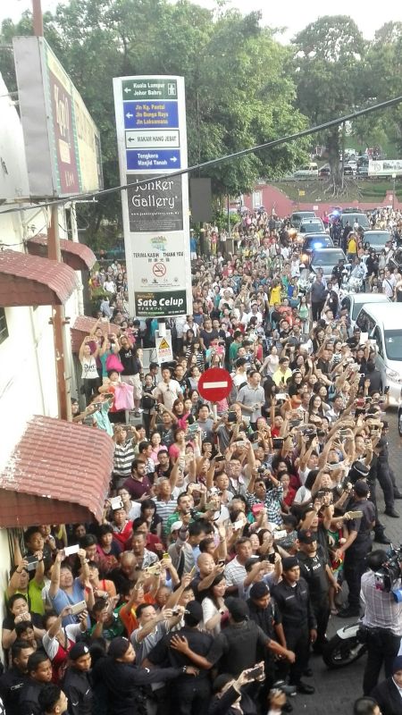 李克強(qiáng)來到馬六甲 當(dāng)?shù)胤序v了！