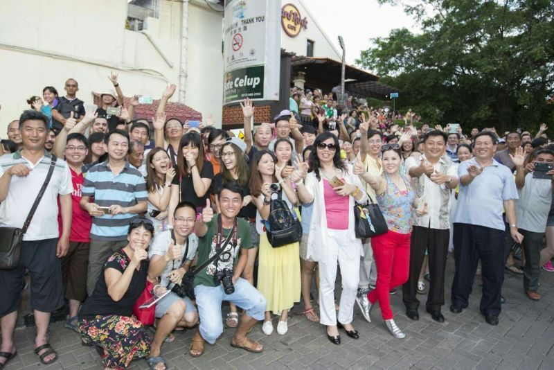 李克強(qiáng)來到馬六甲 當(dāng)?shù)胤序v了！