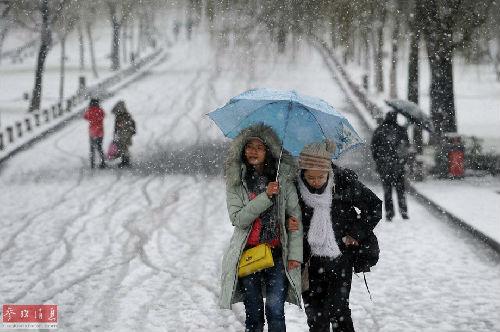 港媒:“霸王級”寒潮來襲 居民搶購食品致菜價上漲