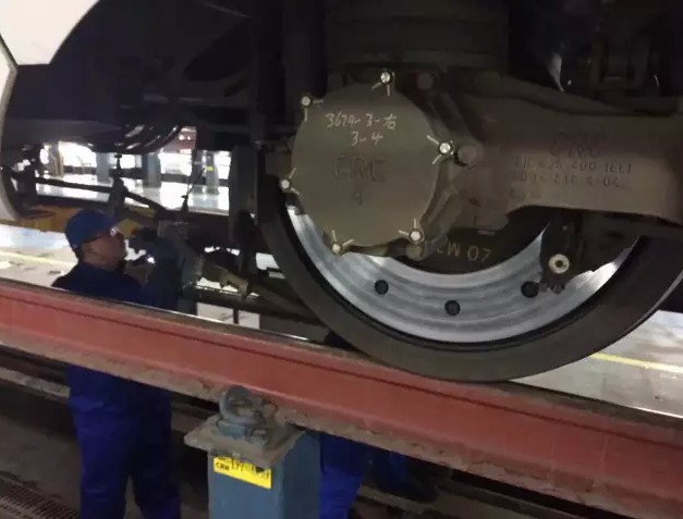 文明出行:你的隨手一丟 他們又要多熬兩小時(shí)