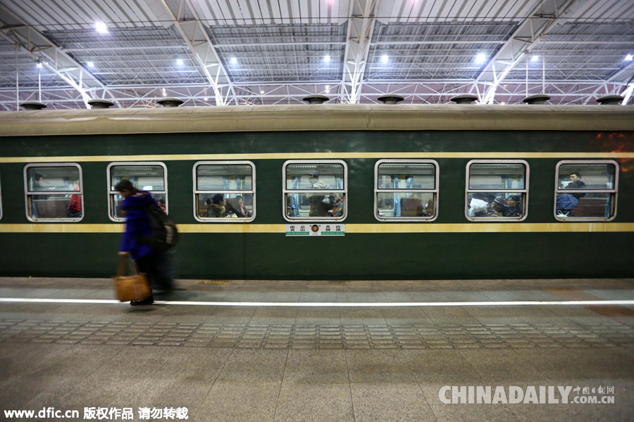 見證中國(guó)火車變遷史：從綠皮車到高鐵動(dòng)車