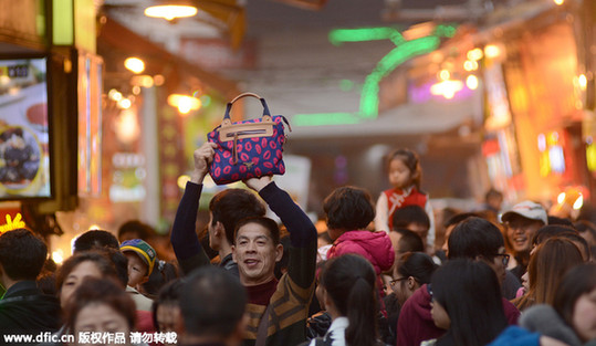 商務部：春節黃金周全國零售餐飲銷售額同比增11.2%