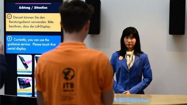 日本研發(fā)的機(jī)器人越來越象人