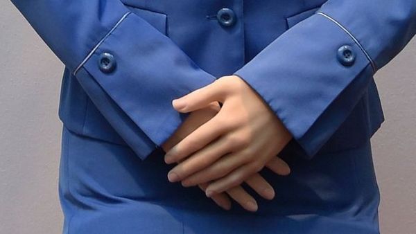 日本研發(fā)的機(jī)器人越來越象人