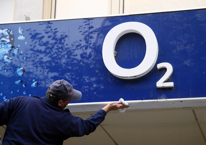 李嘉誠“買下英國”雄心遇阻？收購O2遭歐盟否決