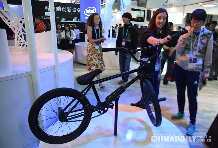 2016亞洲消費電子展開幕 虛擬現實吸引觀眾競相體驗