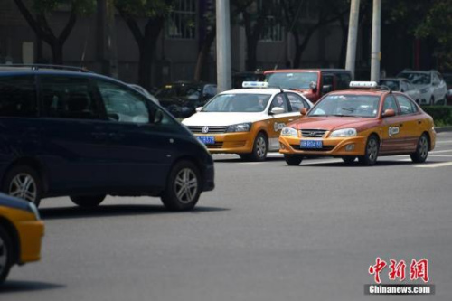 資料圖：行駛在路上的傳統(tǒng)出租車(chē)。<a target=&apos;_blank&apos; href=&apos;http://www.chinanews.com/&apos; _fcksavedurl=&apos;http://www.chinanews.com/&apos; ></table><p align=