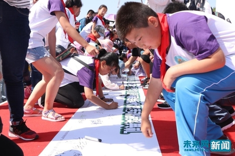 數(shù)百兒童心懷綠色未來 共繪百米環(huán)保繪畫長廊